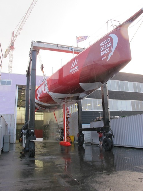 Camper is lifted out of the water in Auckland © Camper